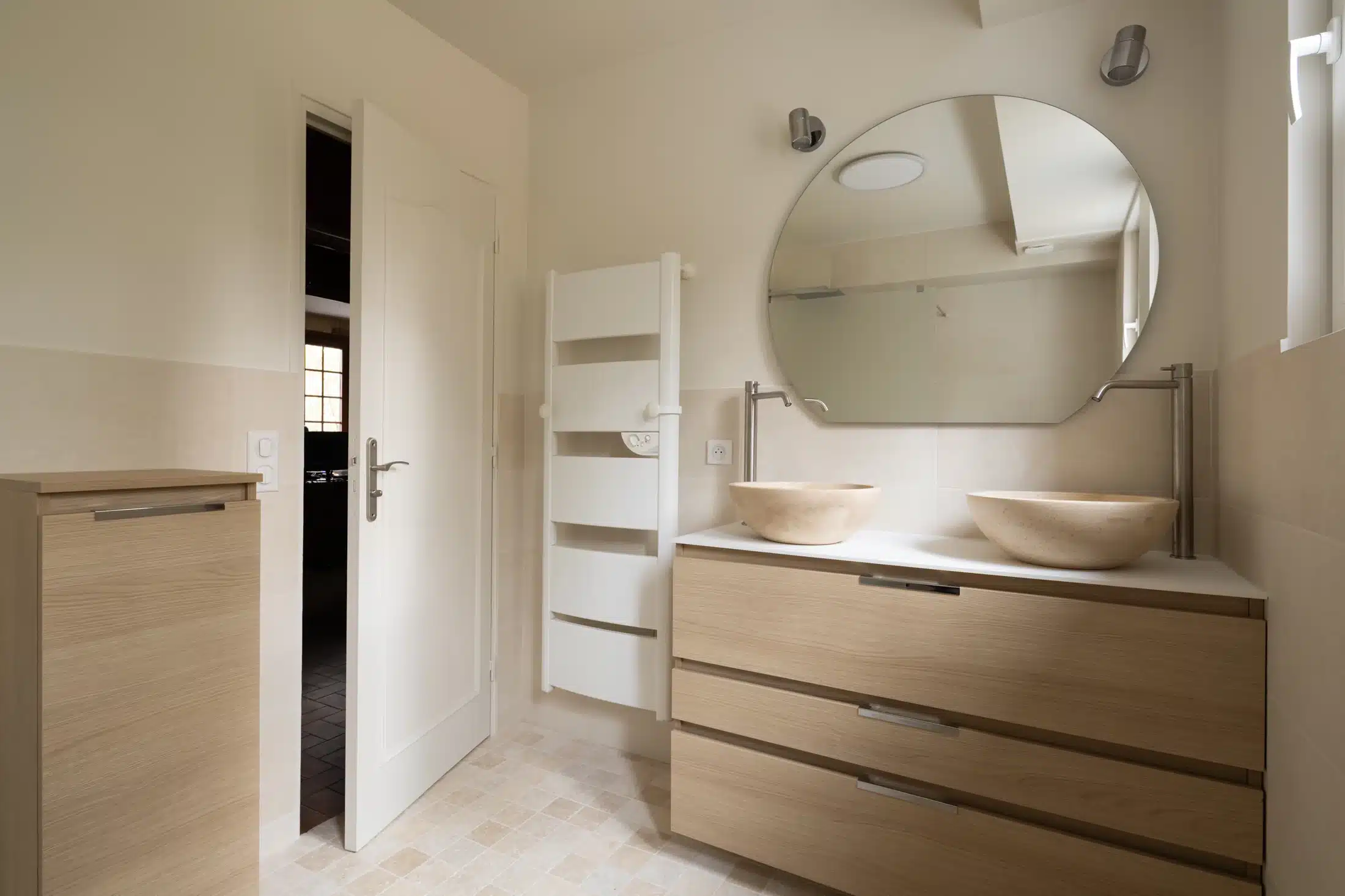 Salle de bain double vasque pierre, meuble bois, miroir rond