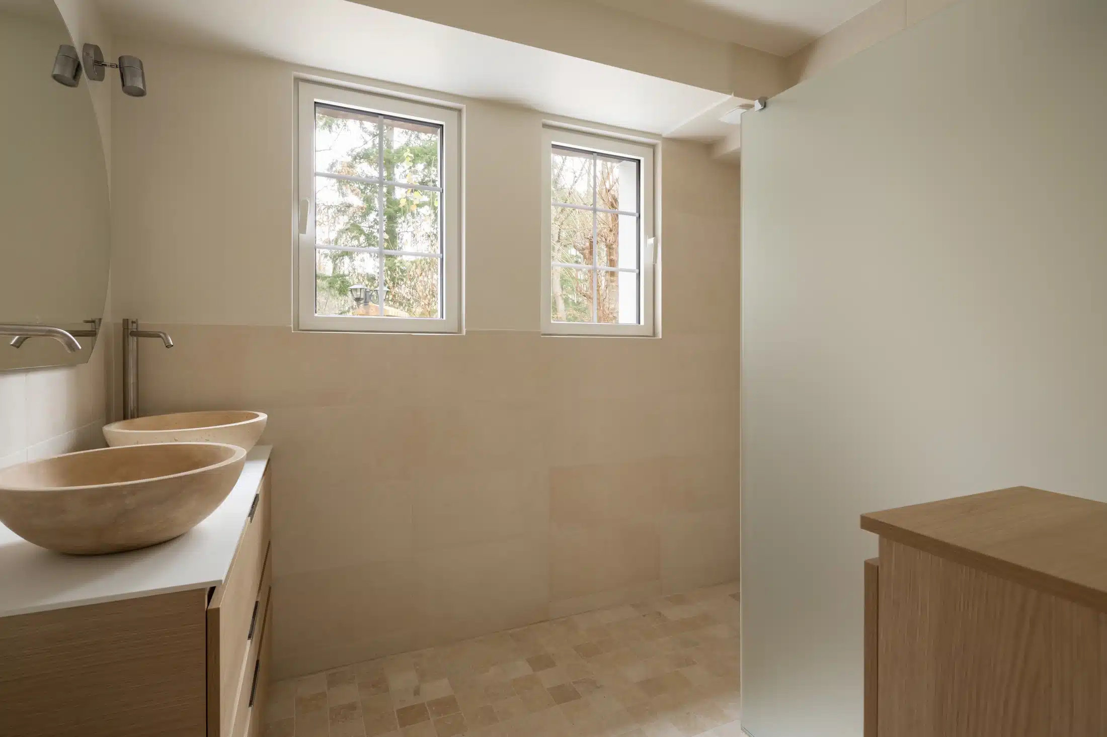 Salle de bain rénovée avec double vasque en pierre, finitions Azurix