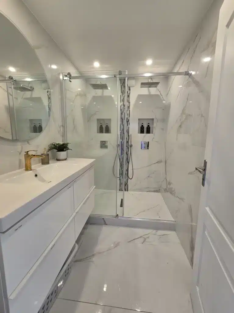 Salle de bain Paris 13 marbre Calacatta, douche italienne