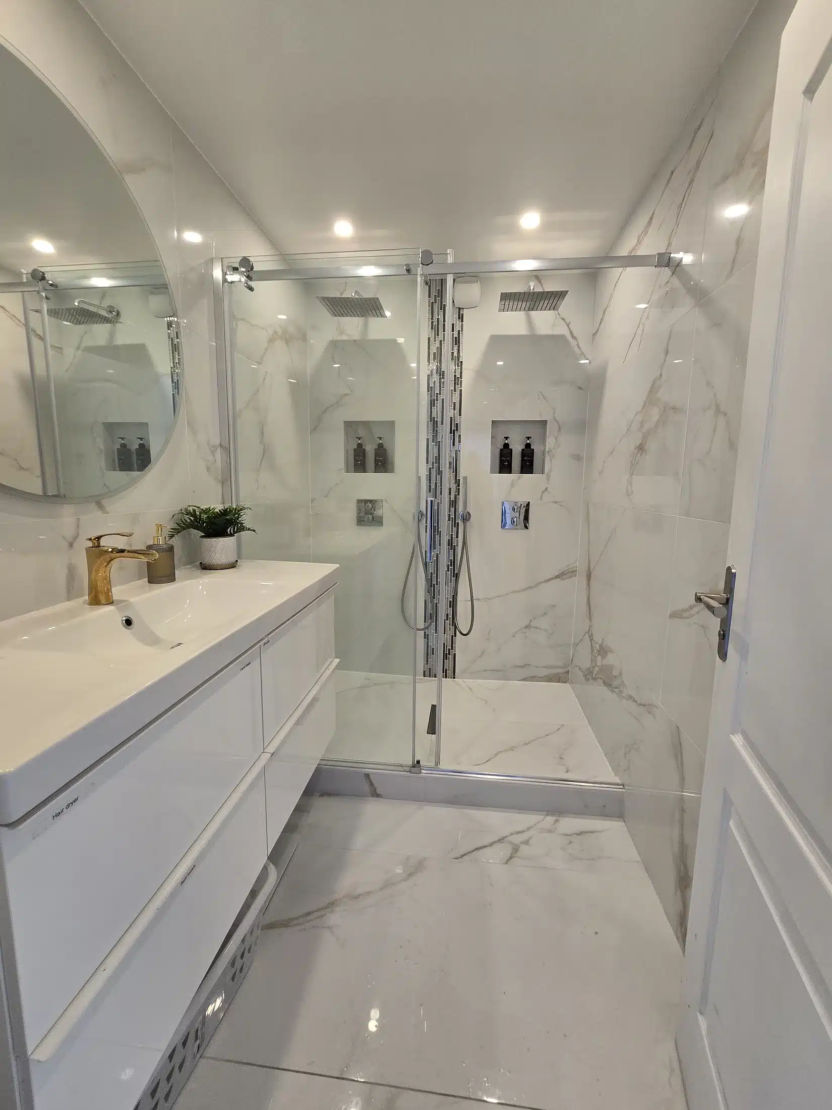 Salle de bain Paris 13 marbre Calacatta, douche italienne