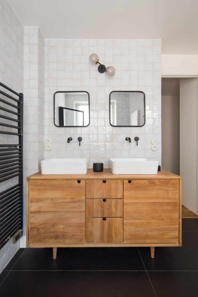 Meuble de salle de bain sur-mesure en bois avec double vasque