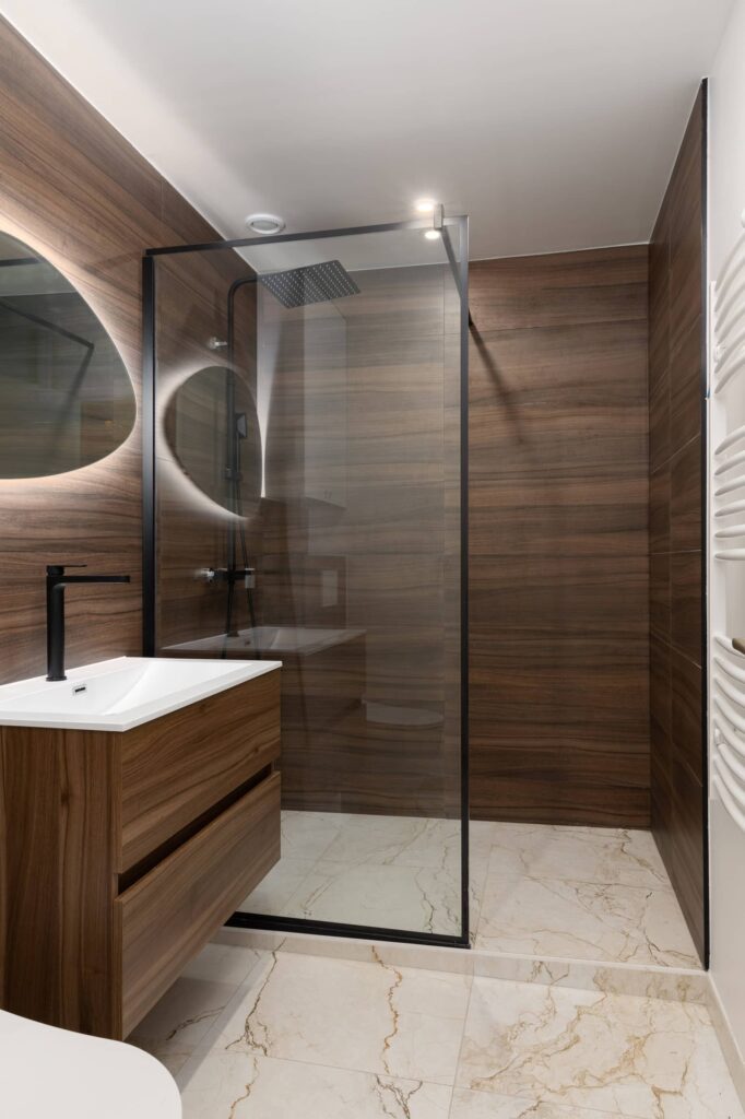 Salle de bain parentale rénovée par Azurix à Paris 12