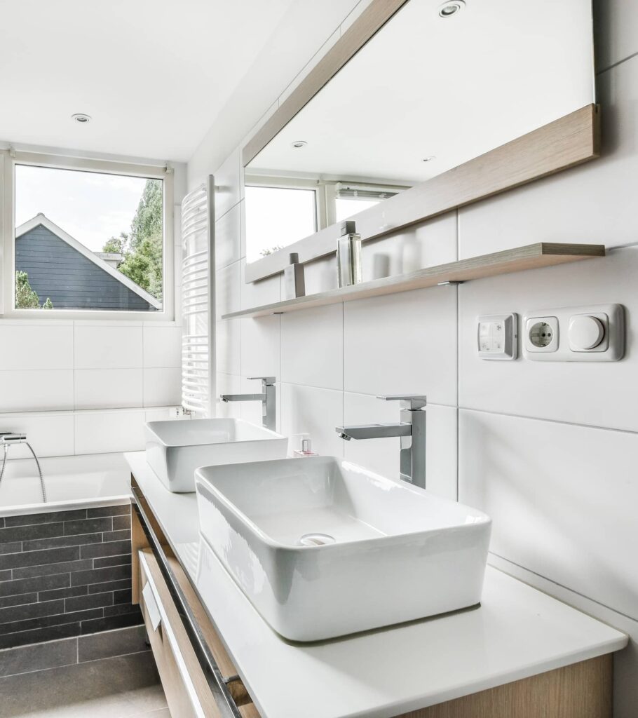 Salle de bain design avec vasques à poser et grand miroir