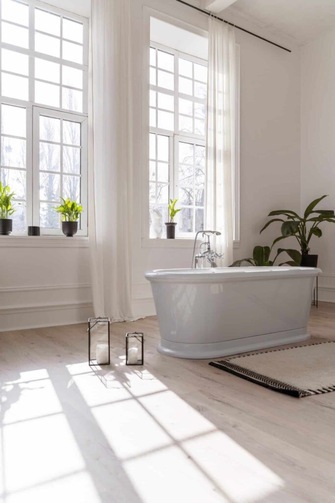 Salle de bain lumineuse rénovée avec baignoire îlot à Paris