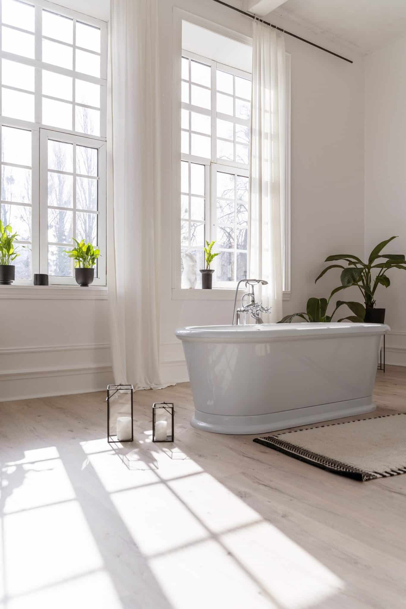 Salle de bain lumineuse rénovée avec baignoire îlot à Paris