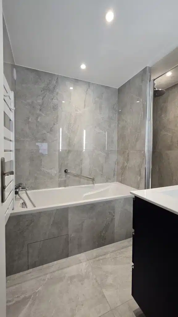 Petite salle de bain optimisée à Paris 11 par Azurix