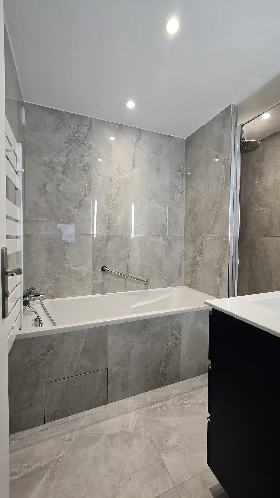 Petite salle de bain optimisée à Paris 11 par Azurix