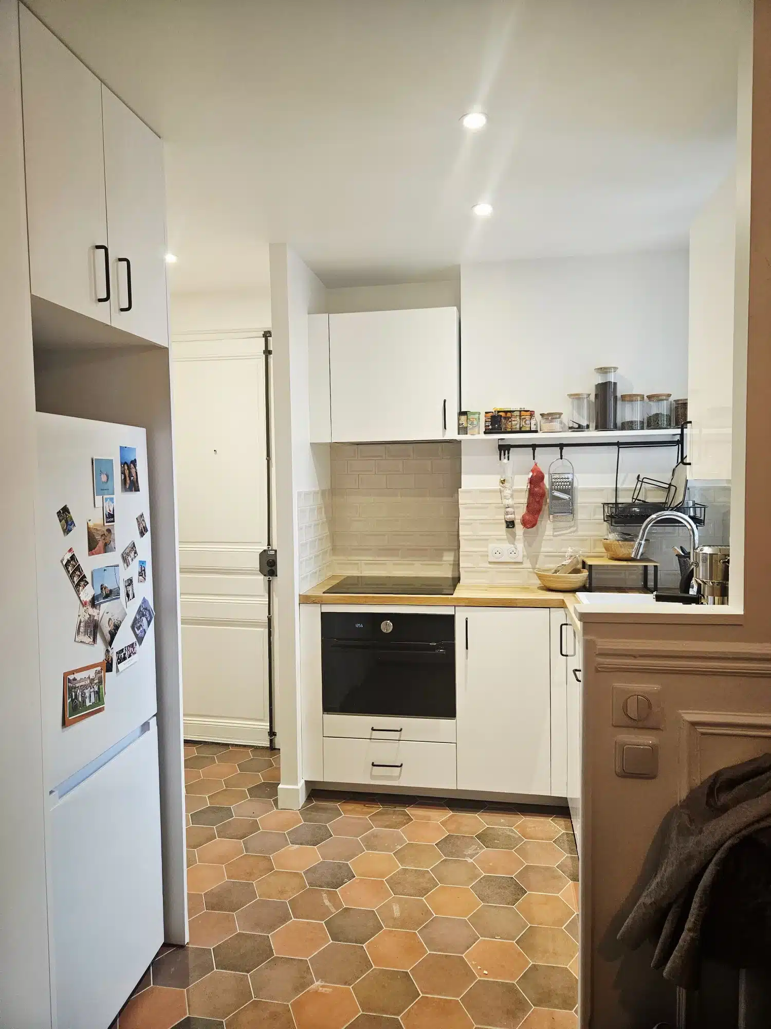 Cuisine rénovée à Vincennes par Azurix, crédence carrelage métro