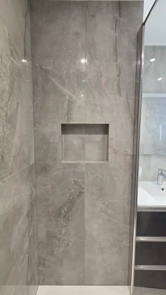 Petite salle de bain optimisée rénovée par Azurix à Paris 11