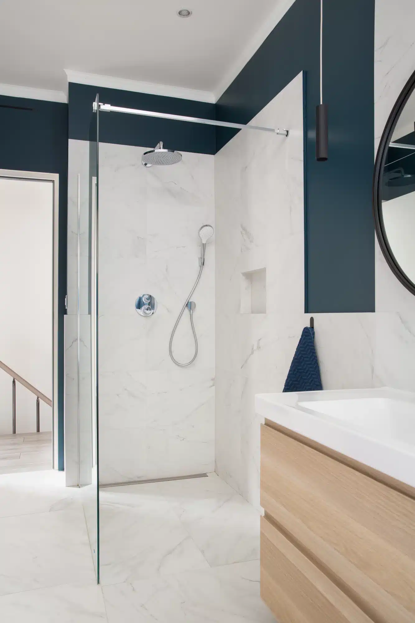 Salle de bain en marbre réalisée par Azurix