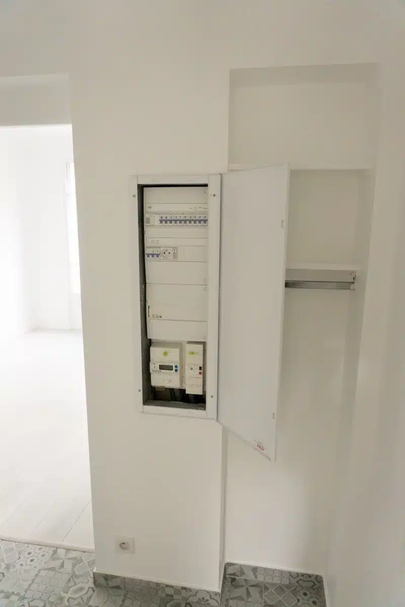 Tableau électrique neuf après mise aux normes par Azurix