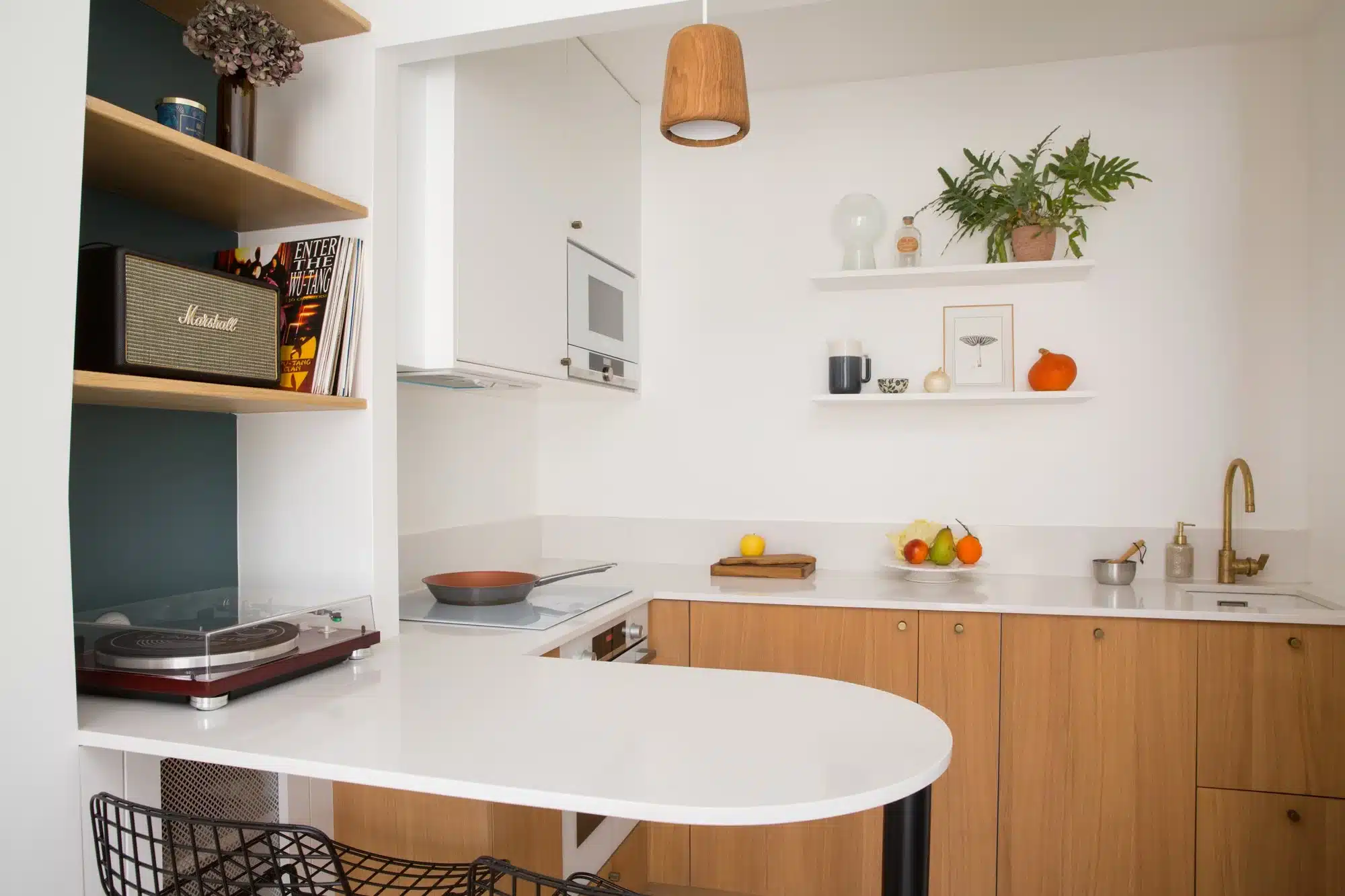 Cuisine sur mesure bois et vert, rénovation Azurix à Montmartre
