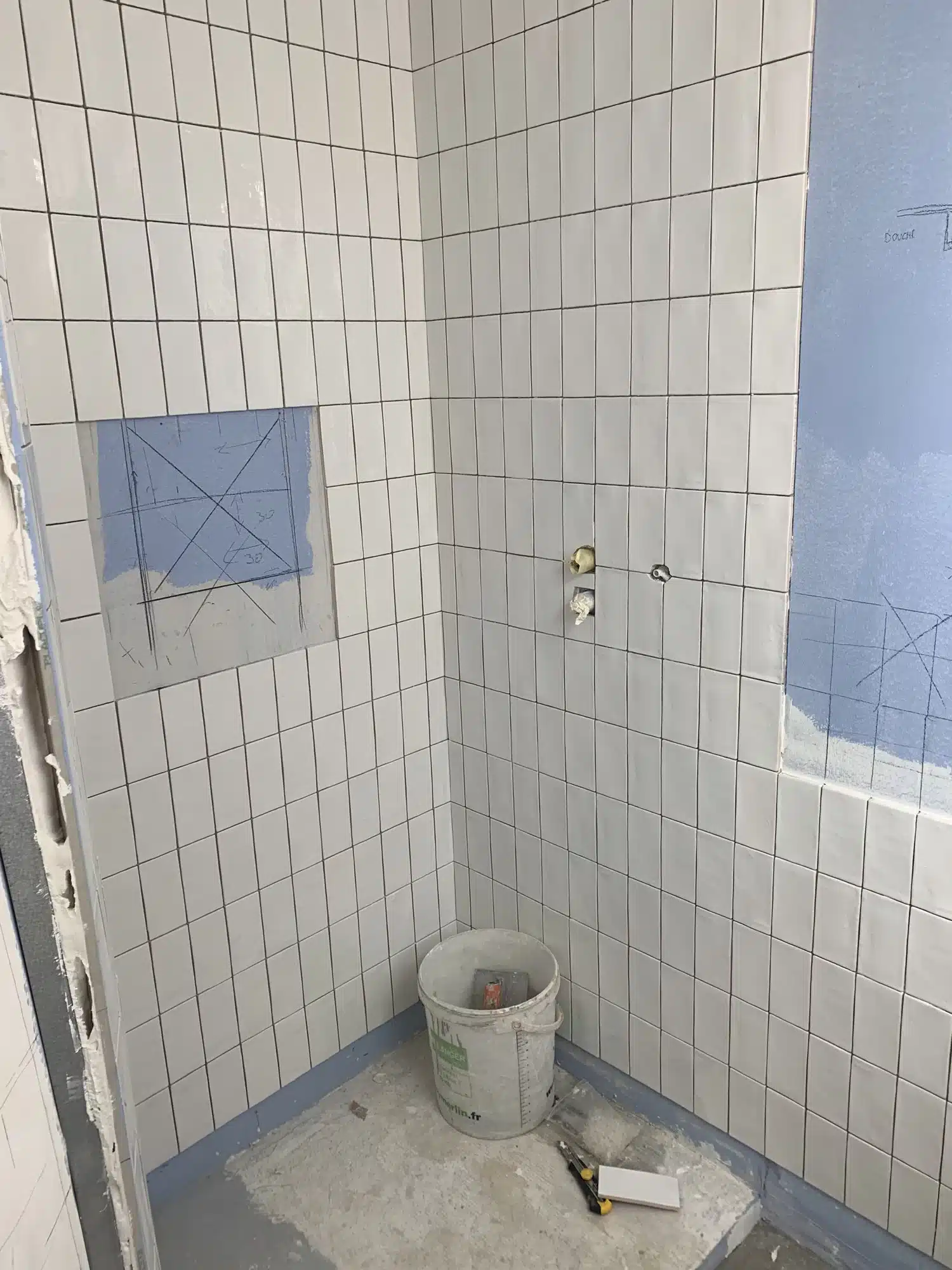 Salle de bain d'origine avant rénovation à Montmartre