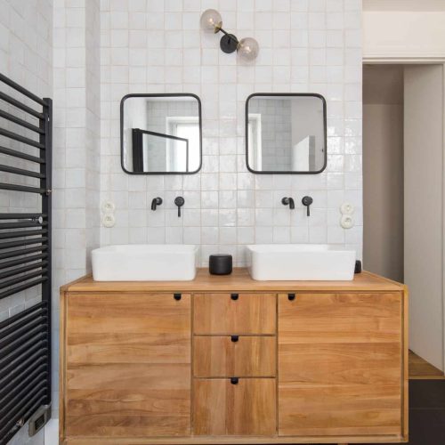 Meuble de salle de bain sur-mesure en bois avec double vasque
